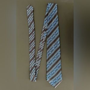 Preowned Versace Mens silk tie Great condition.